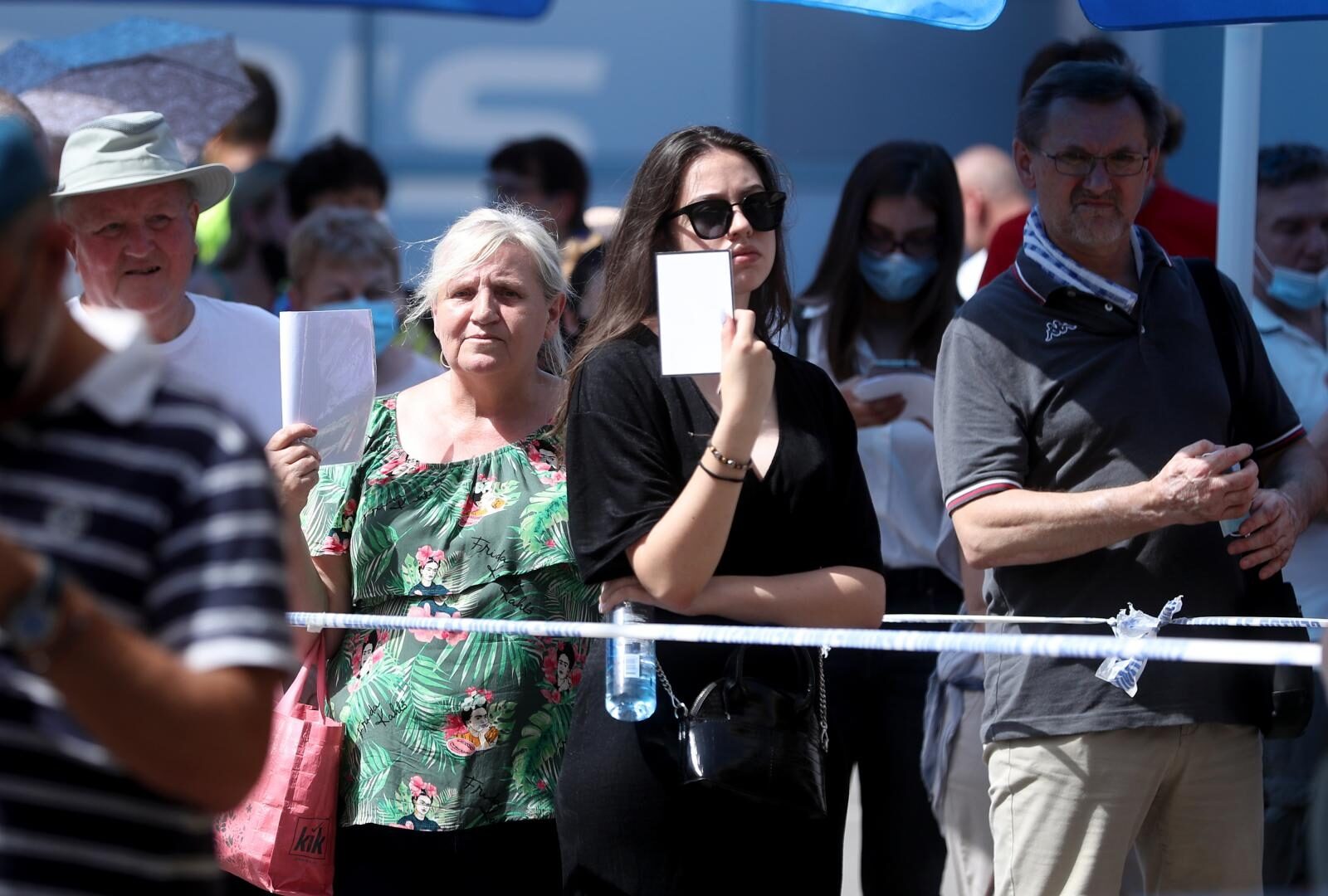 Zagreb: Tisuće ljudi na suncu ispred Velesajma čekaju u redu za cijepljenje protiv COVID-a