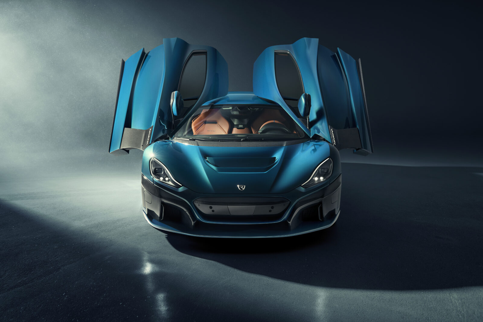 RIMAC_NEVERA_FRONT_open