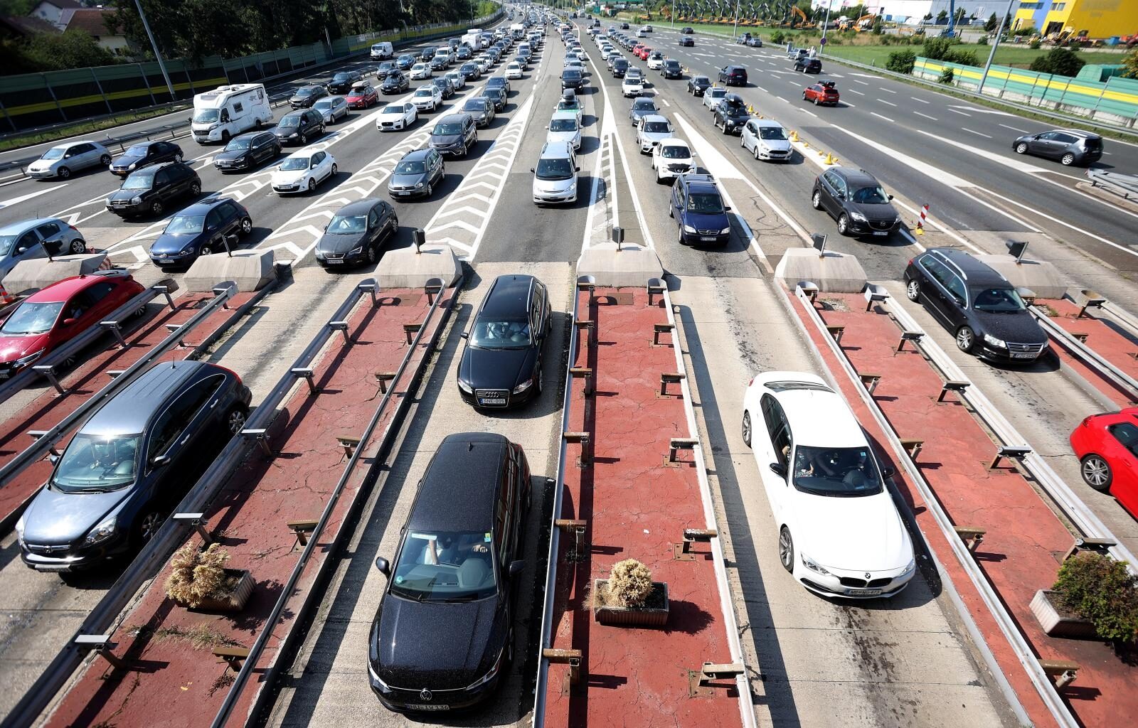 Gužve na naplatnoj postaji Lučko na izlazu i ulazu u Zagreb