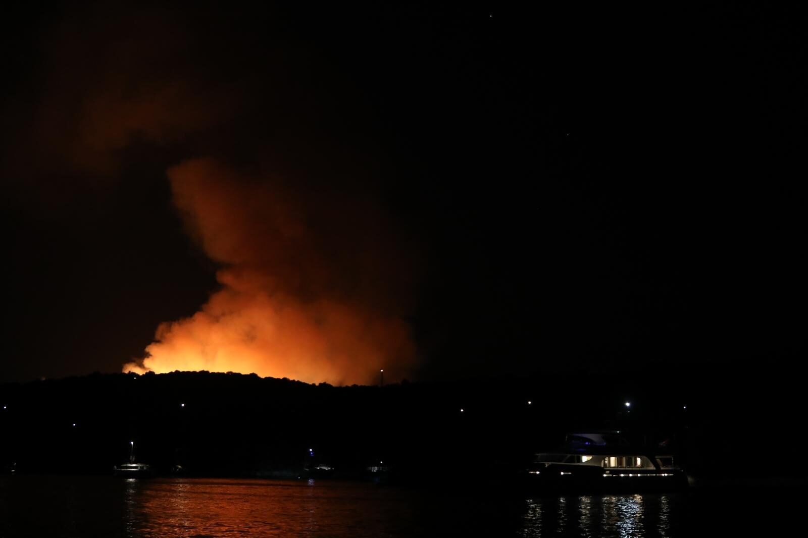 Planulo na Hvaru: Buknuo požar u uvali kod Starog Grada