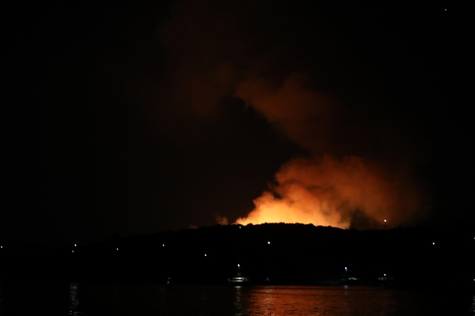 Planulo na Hvaru: Buknuo požar u uvali kod Starog Grada