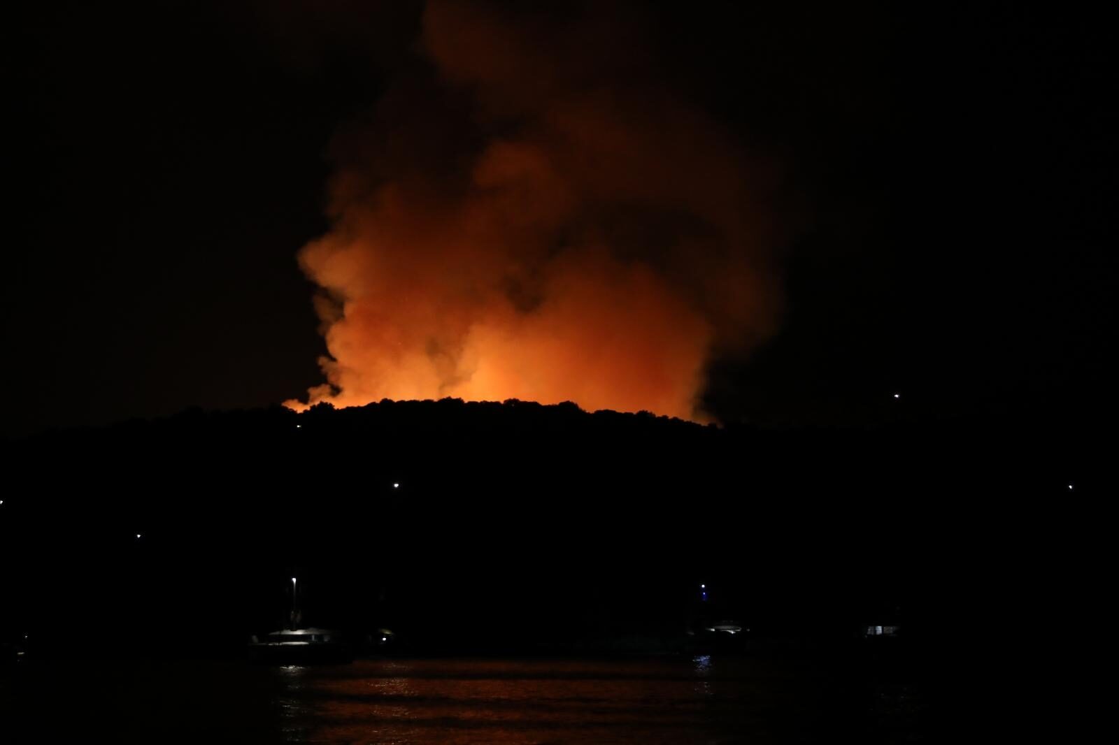 Planulo na Hvaru: Buknuo požar u uvali kod Starog Grada