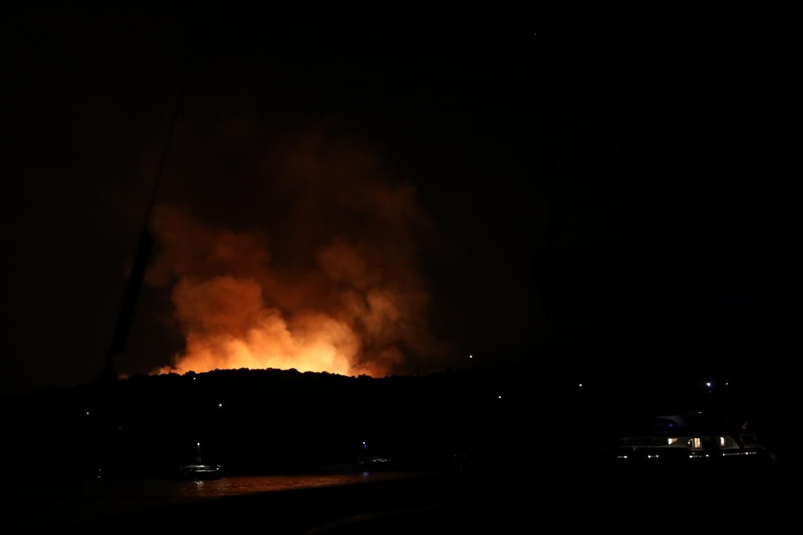 Planulo na Hvaru: Buknuo požar u uvali kod Starog Grada
