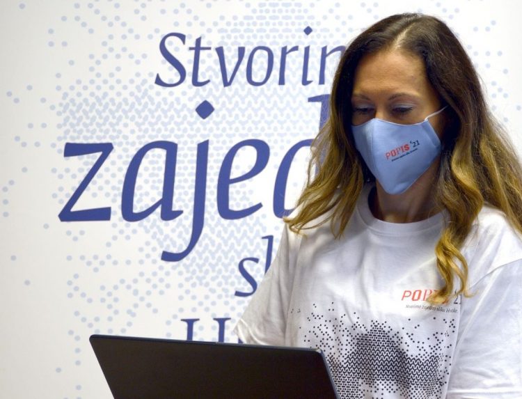 1632753938-popisivaci-bijela-majica-i-laptop-1-e1632754041845-750×573