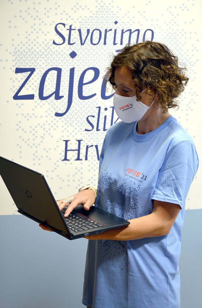 1632753940-popisivaci-plava-majica-i-laptop-671x1024