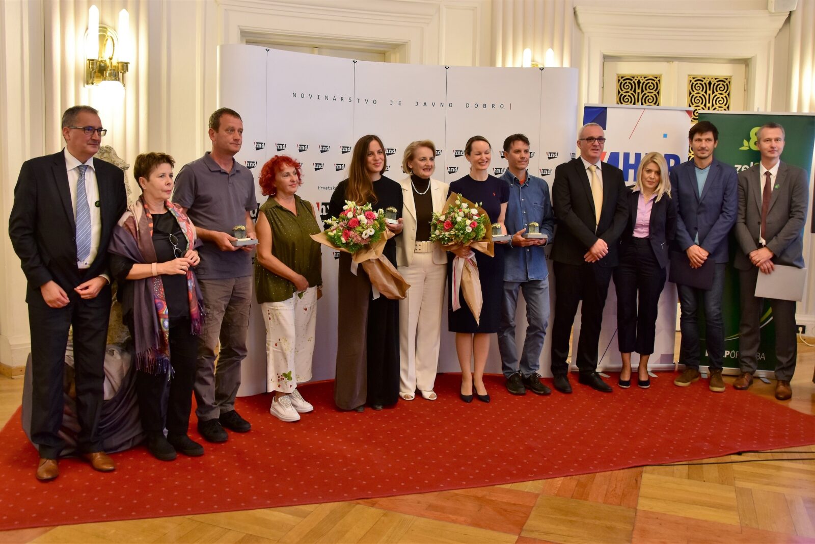 Dobitnici nagrade „Velebitska degenija“ s članovima ocjenjivačkog odbora i visokim uzvanicima