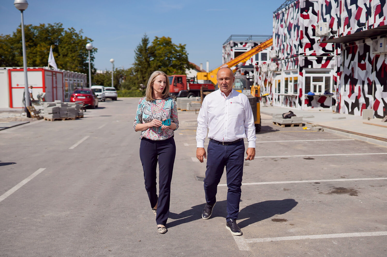 Renata Vujasinović (Visa) i Robert Markt (HCK) u obilasku kontejnerskog naselja u Petrinji