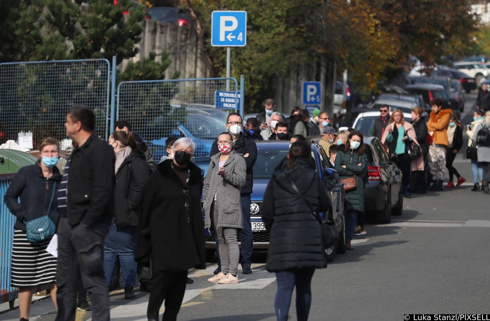 Građani satima čekaju testiranje na COVID-19 ispred bolnice Sestara milosrdnica