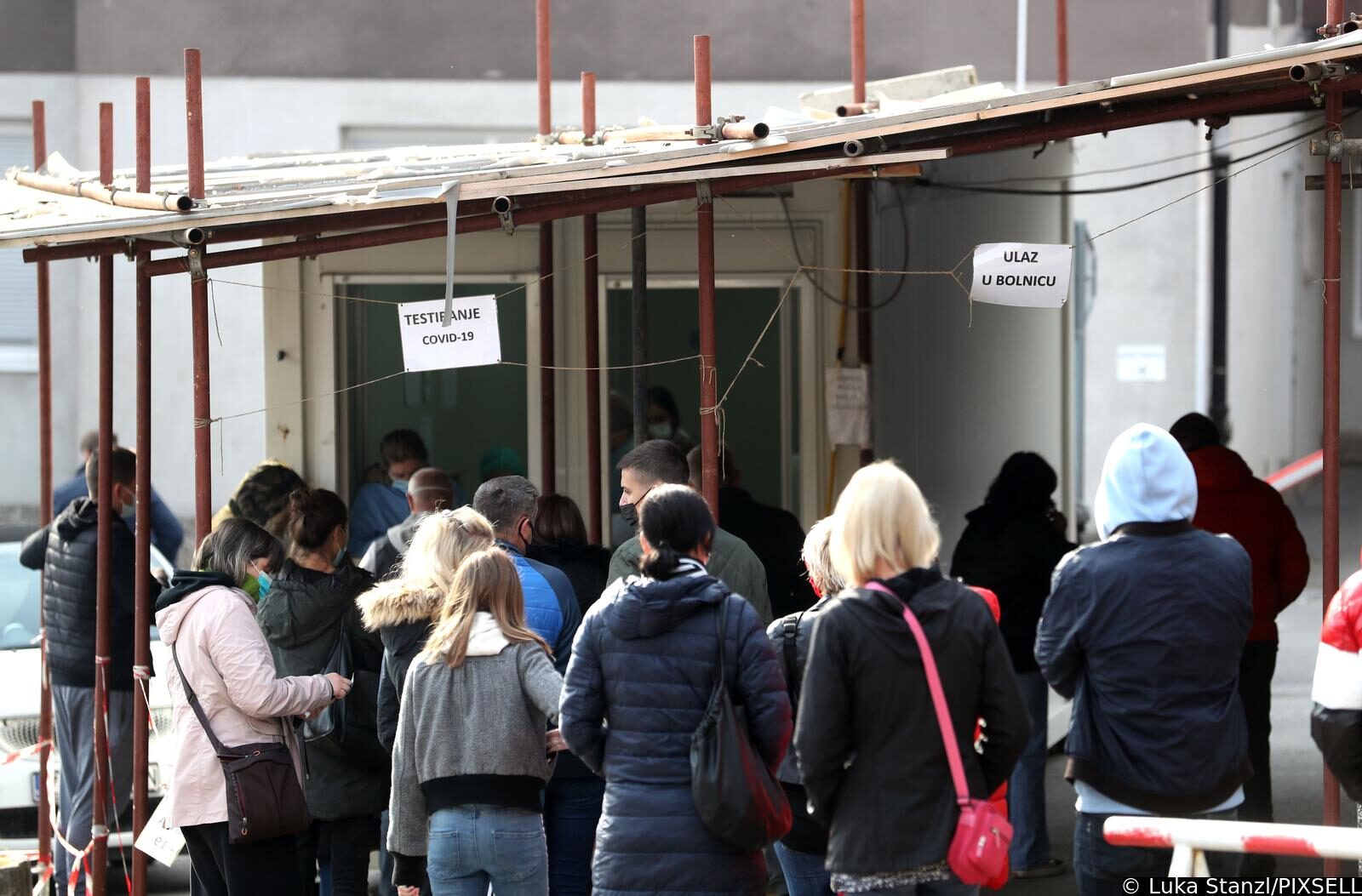 Građani satima čekaju testiranje na COVID-19 ispred bolnice Sestara milosrdnica