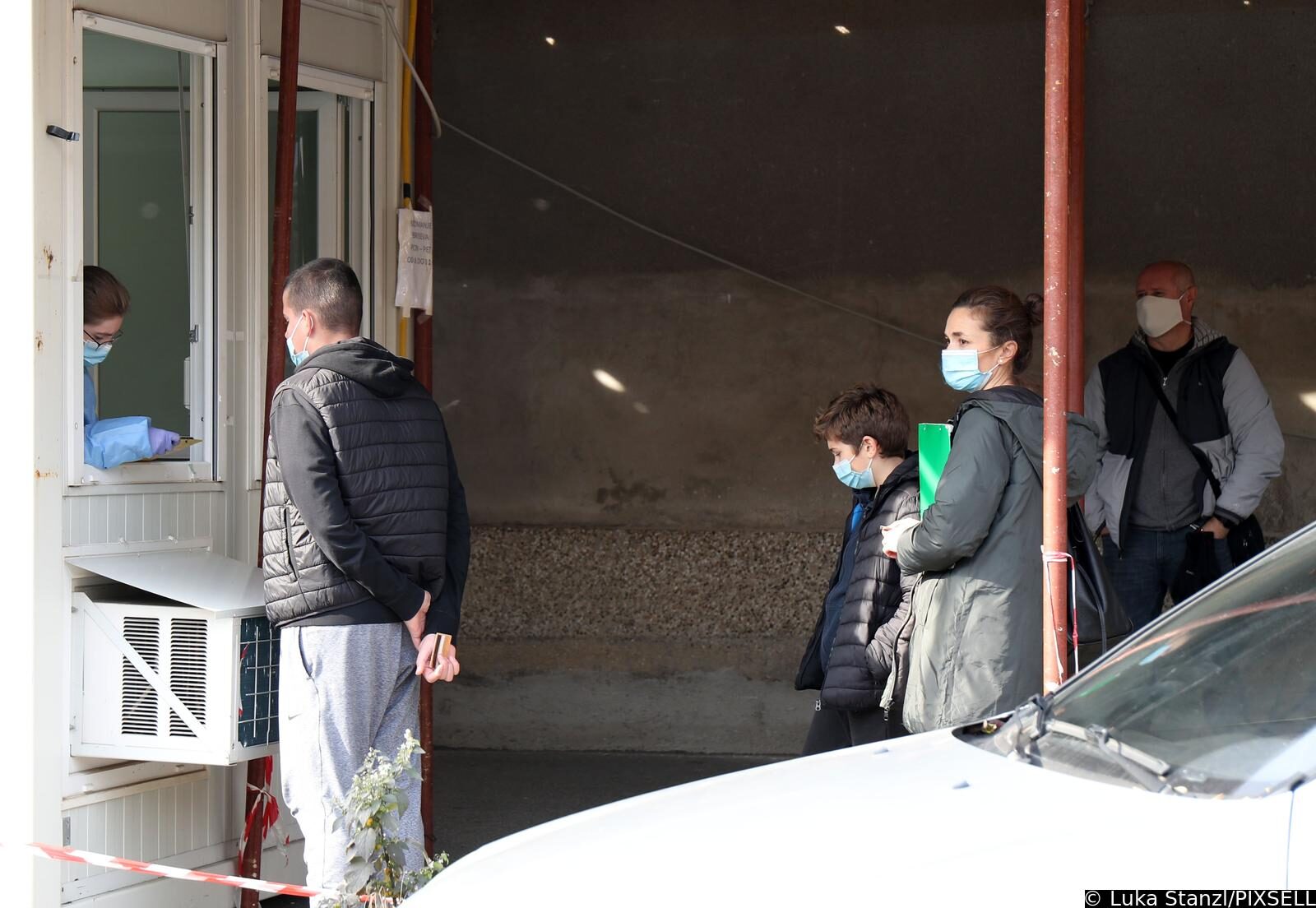 Građani satima čekaju testiranje na COVID-19 ispred bolnice Sestara milosrdnica