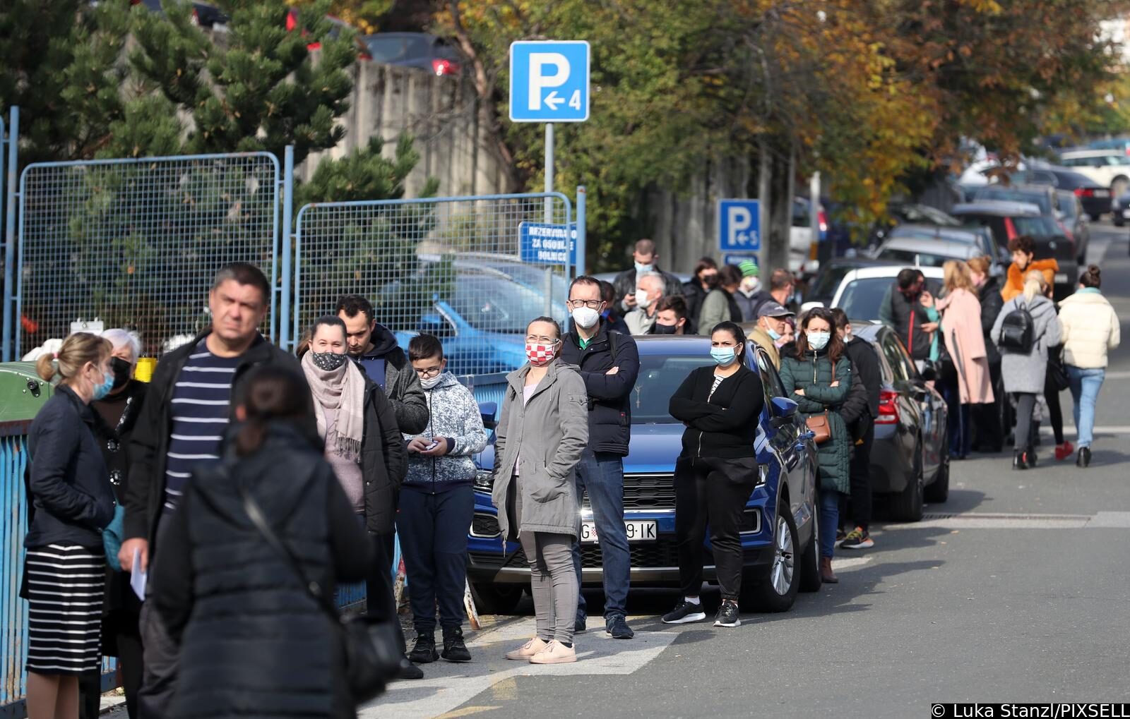 Građani satima čekaju testiranje na COVID-19 ispred bolnice Sestara milosrdnica