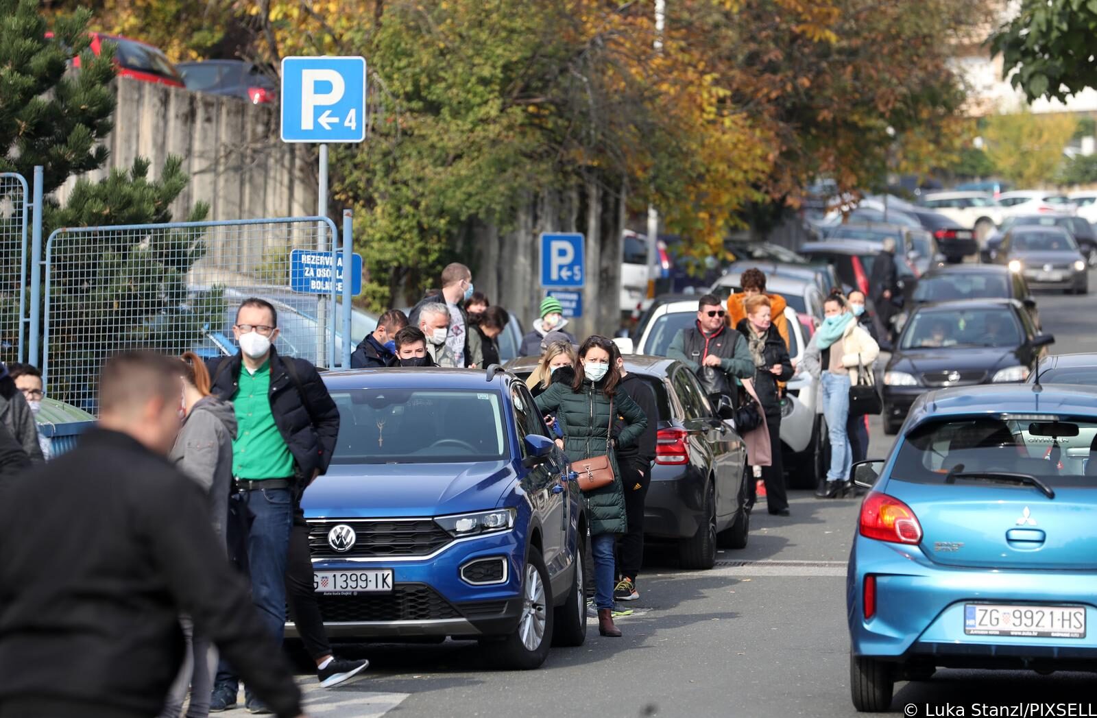 Građani satima čekaju testiranje na COVID-19 ispred bolnice Sestara milosrdnica