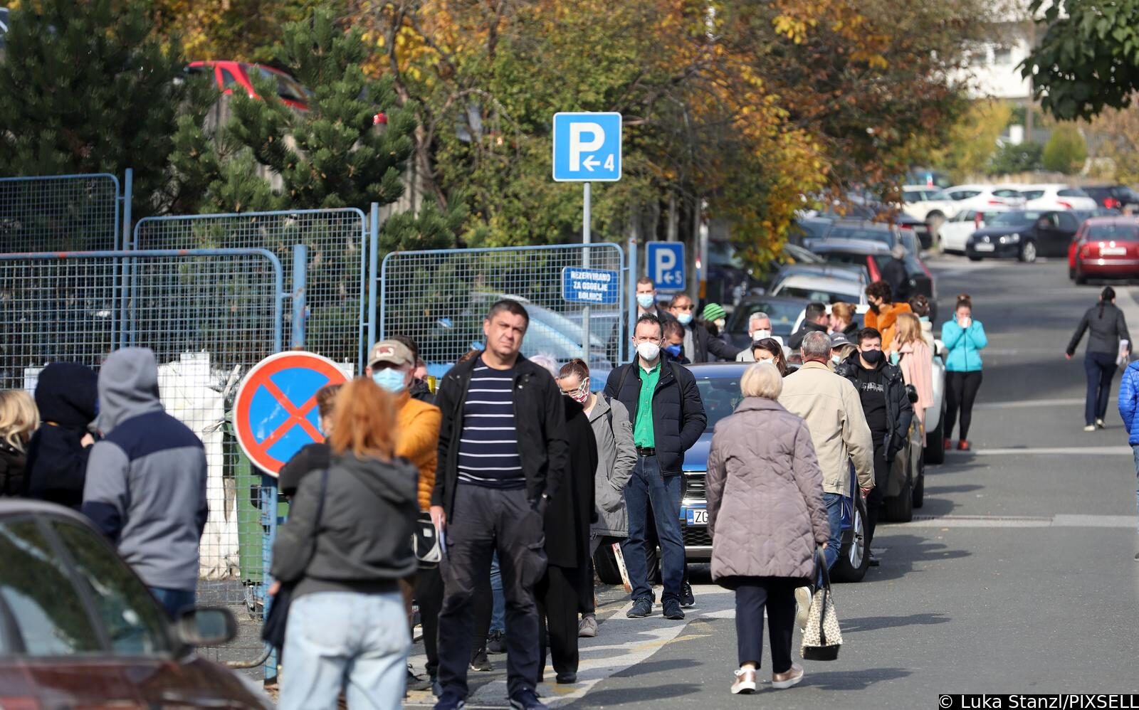 Građani satima čekaju testiranje na COVID-19 ispred bolnice Sestara milosrdnica