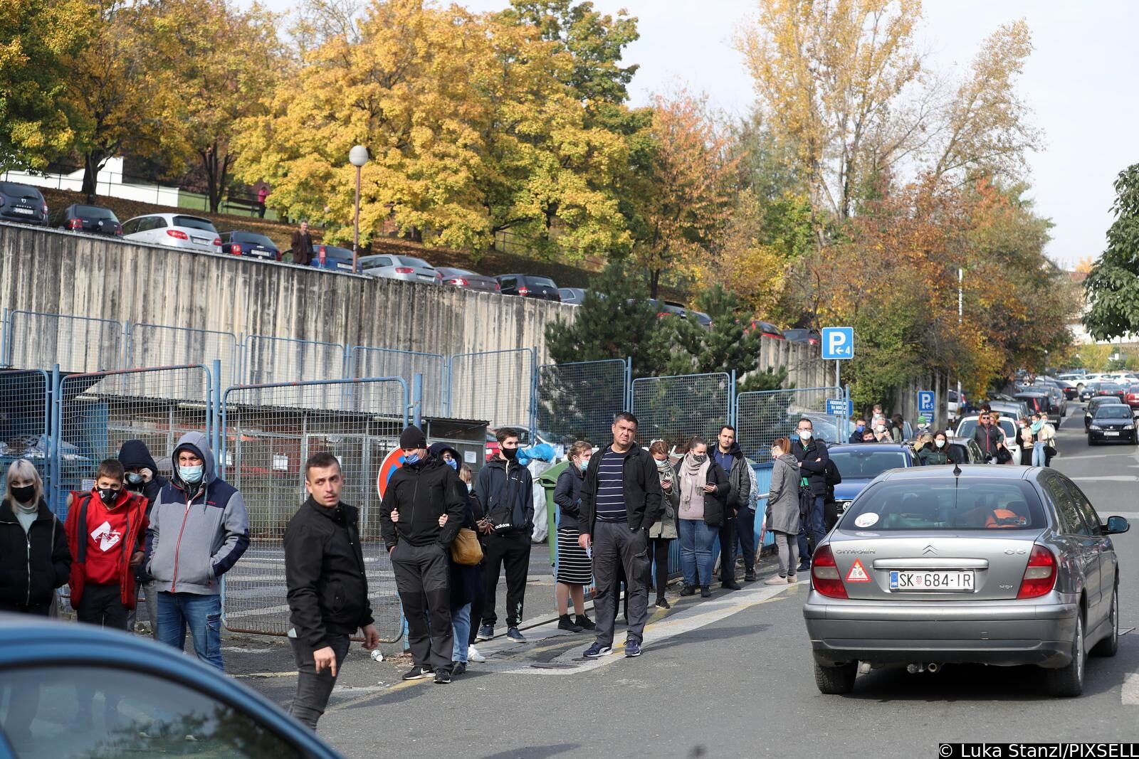 Građani satima čekaju testiranje na COVID-19 ispred bolnice Sestara milosrdnica