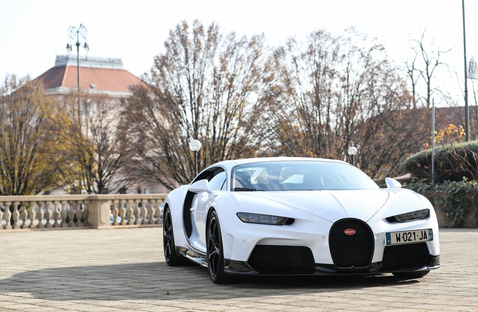 Zagreb: Nevera i Bugatti izloženi ispred Esplanade kojice biti predstavljeni Macronu