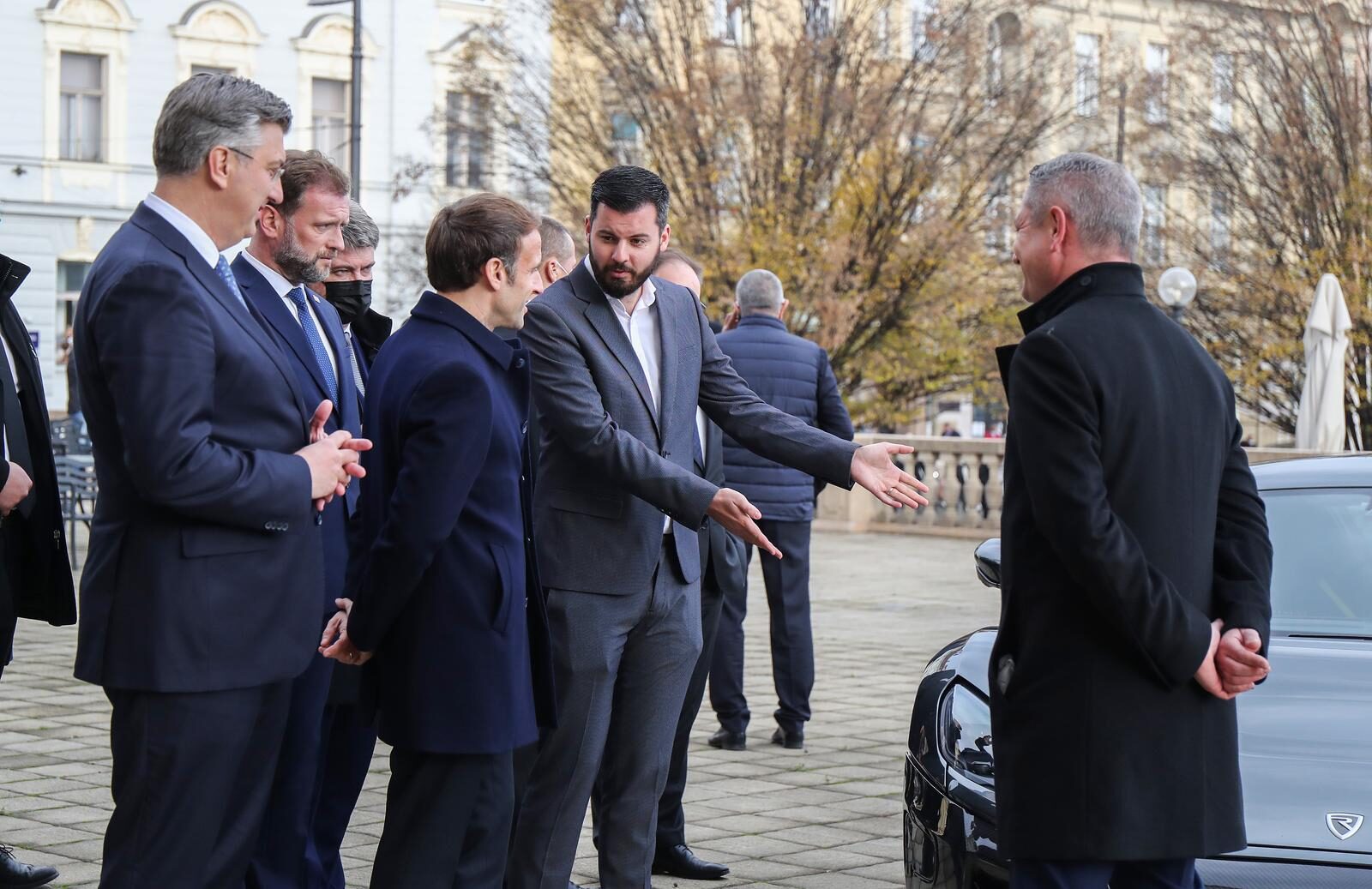 Zagreb: Rimac ispred Esplanade Macronu predstavio Neveru i Bugatti