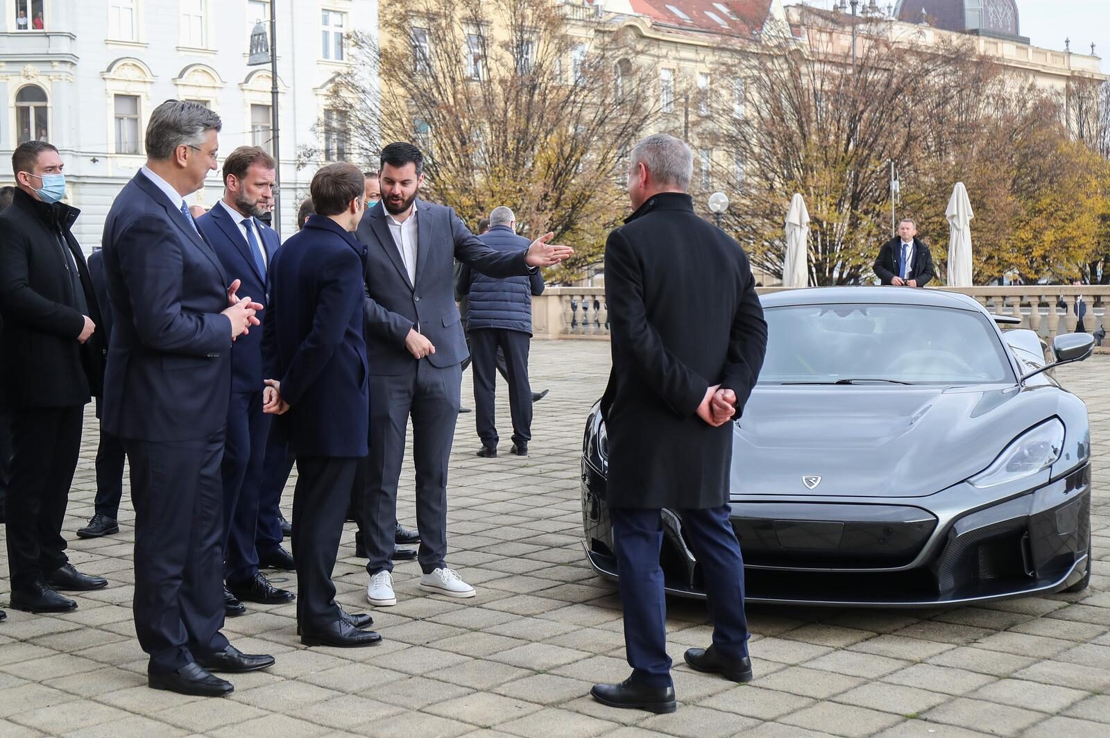 Zagreb: Rimac ispred Esplanade Macronu predstavio Neveru i Bugatti