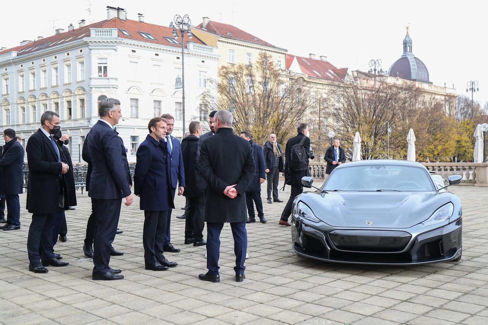 Zagreb: Rimac ispred Esplanade Macronu predstavio Neveru i Bugatti
