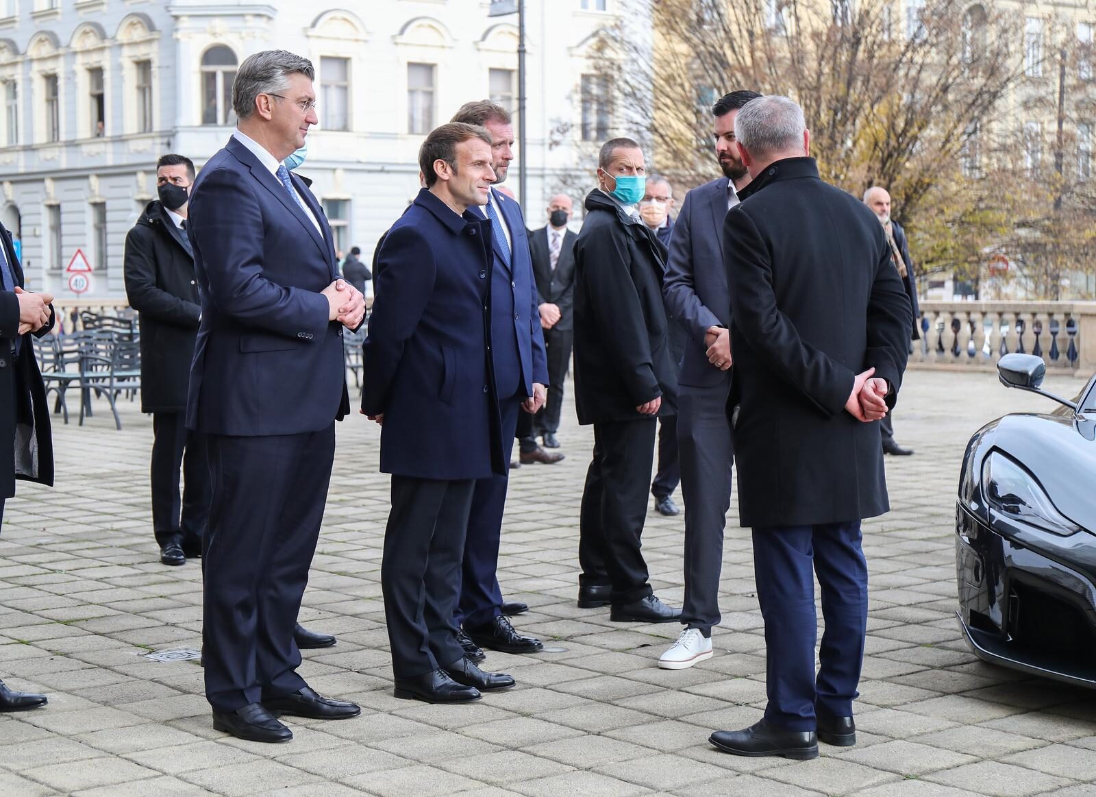 Zagreb: Rimac ispred Esplanade Macronu predstavio Neveru i Bugatti