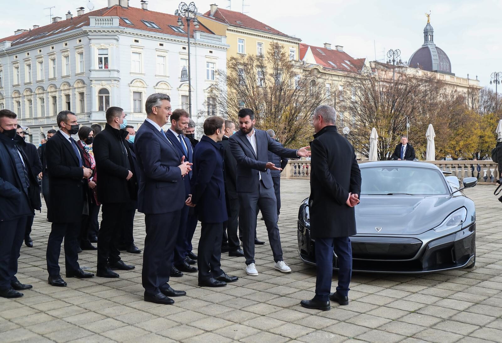 Zagreb: Rimac ispred Esplanade Macronu predstavio Neveru i Bugatti