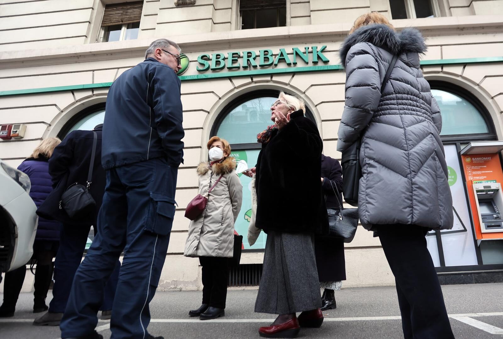 Zagreb: Građani pohrlili u Sberbanku, rusku banku koja se našla na udaru američkih sankcija