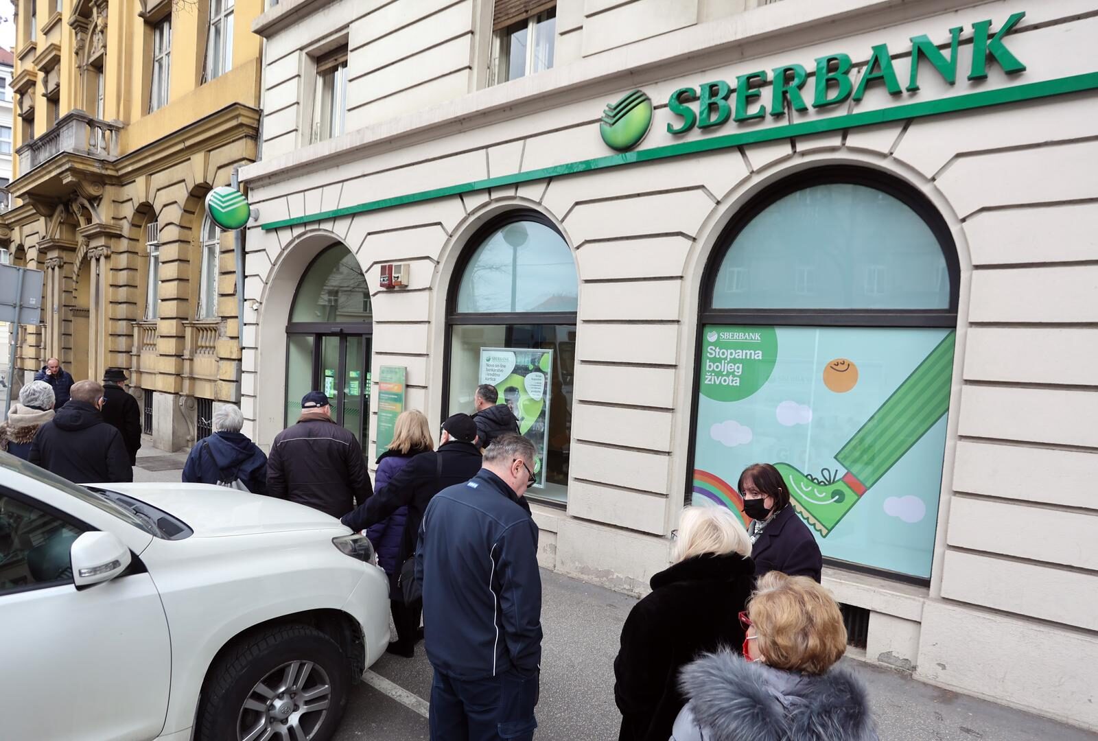 Zagreb: Građani pohrlili u Sberbanku, rusku banku koja se našla na udaru američkih sankcija