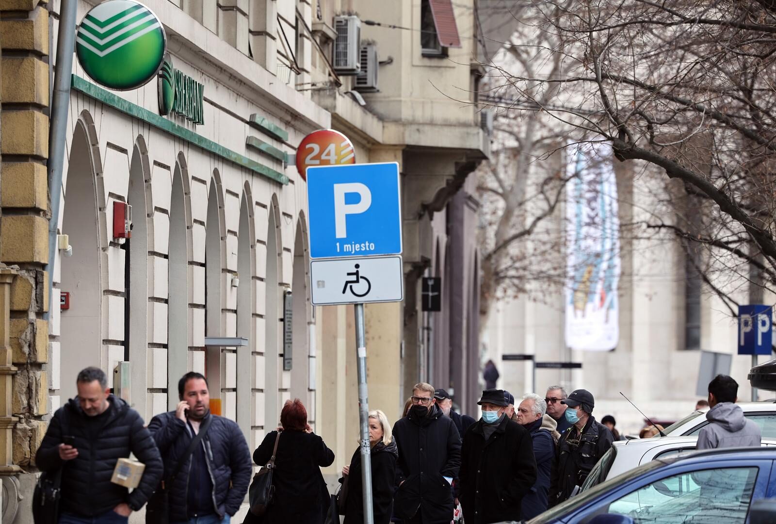 Zagreb: Građani pohrlili u Sberbanku, rusku banku koja se našla na udaru američkih sankcija