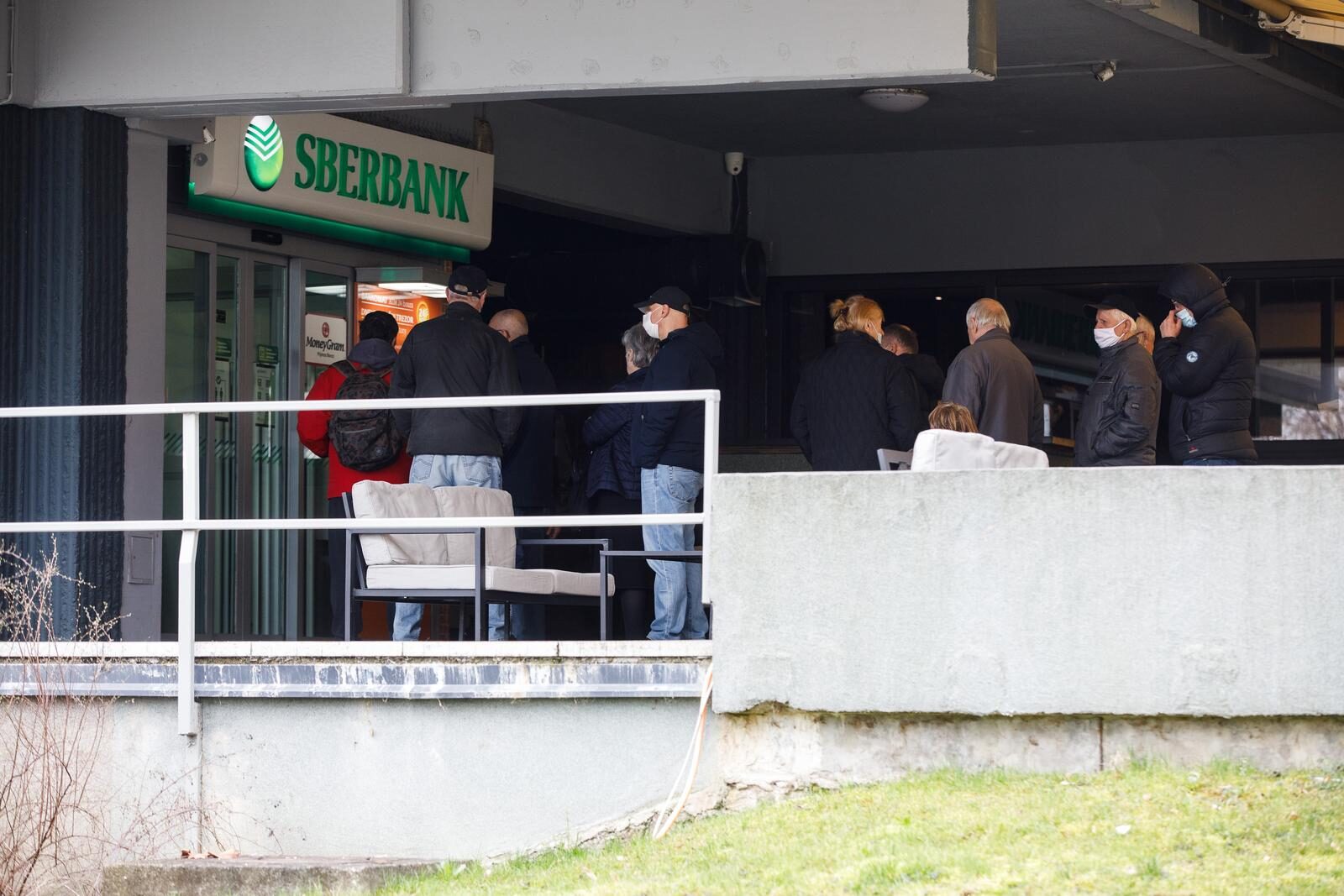 Zagreb: Građani pohrlili u Sberbanku, rusku banku koja se našla na udaru američkih sankcija