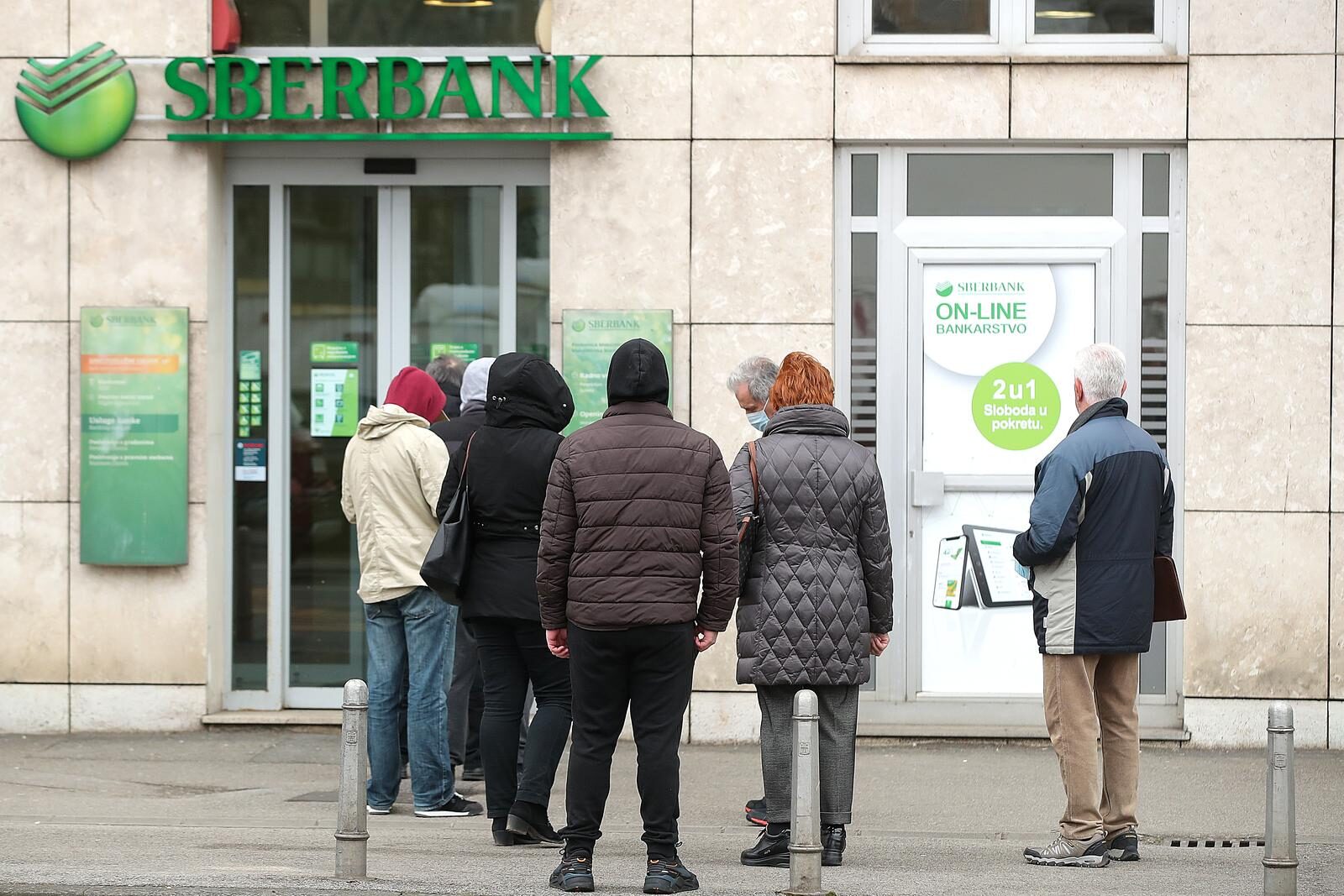Zagreb: Građani pohrlili u Sberbanku, rusku banku koja se našla na udaru američkih sankcija