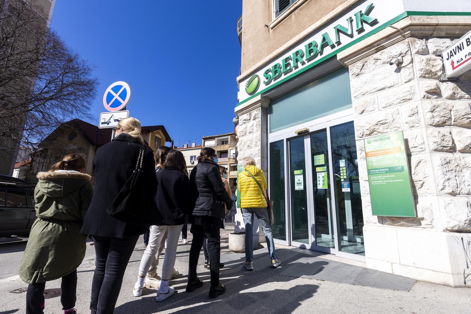 Spličani čekaju u redu ispred ruske banke Sberbank nakon najave američkih sankcija