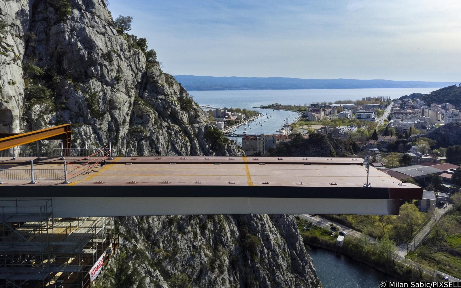Omiš: Pogled iz zraka na početak gradnje najkompleksnijeg i najspektakularnijieg mosta u Hrvatskoj