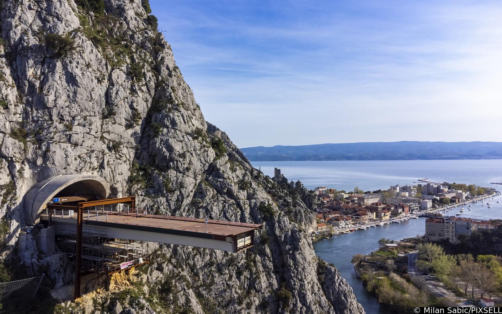 Omiš: Pogled iz zraka na početak gradnje najkompleksnijeg i najspektakularnijieg mosta u Hrvatskoj