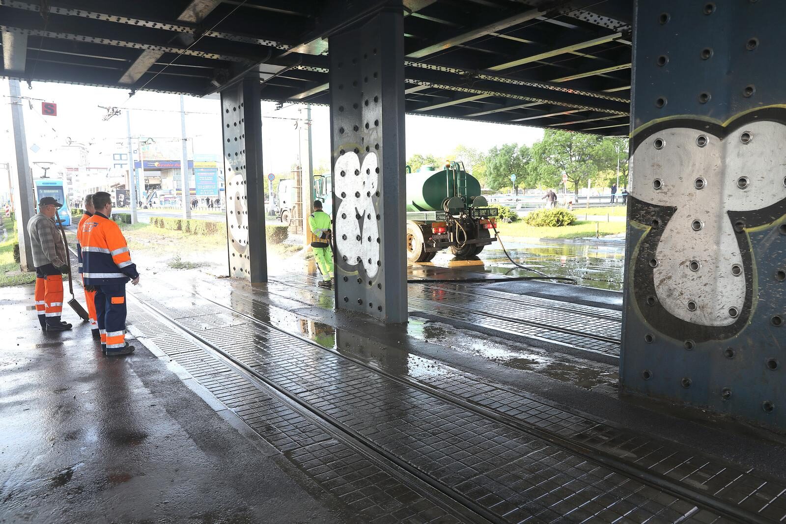 Zagreb: Zbog puknuća vodovodne cijevi  zatvoreno je raskrižje Držićeva-Branimirova