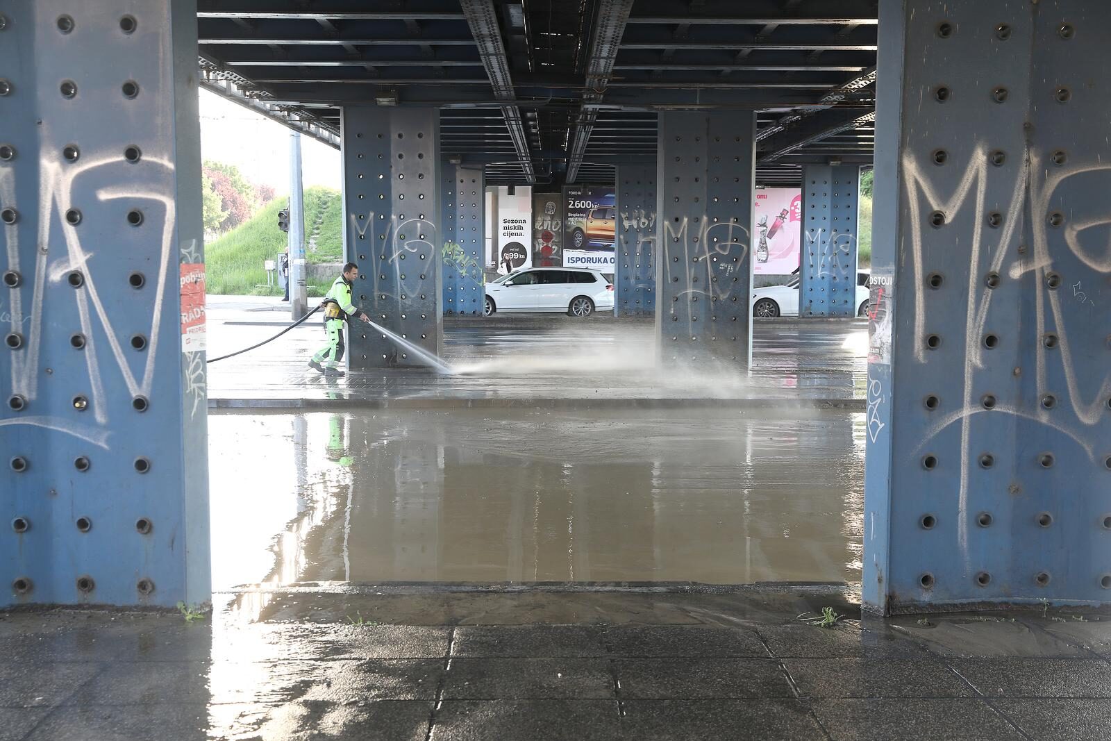 Zagreb: Zbog puknuća vodovodne cijevi  zatvoreno je raskrižje Držićeva-Branimirova