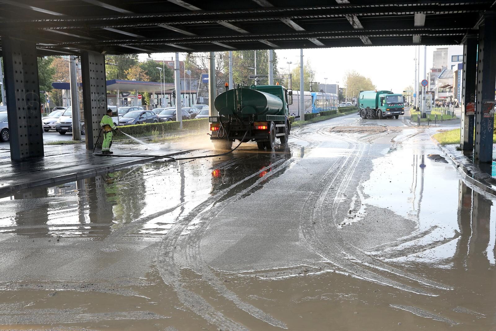 Zagreb: Zbog puknuća vodovodne cijevi  zatvoreno je raskrižje Držićeva-Branimirova