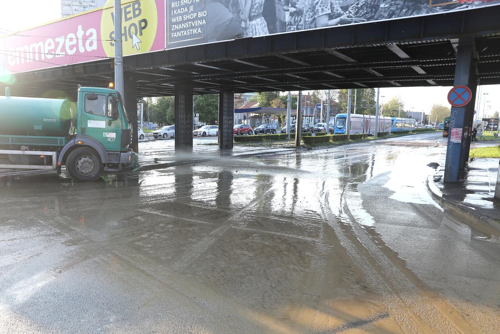 Zagreb: Zbog puknuća vodovodne cijevi  zatvoreno je raskrižje Držićeva-Branimirova