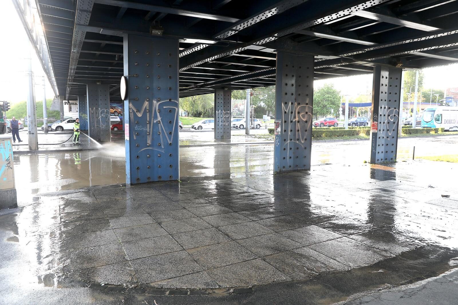 Zagreb: Zbog puknuća vodovodne cijevi  zatvoreno je raskrižje Držićeva-Branimirova