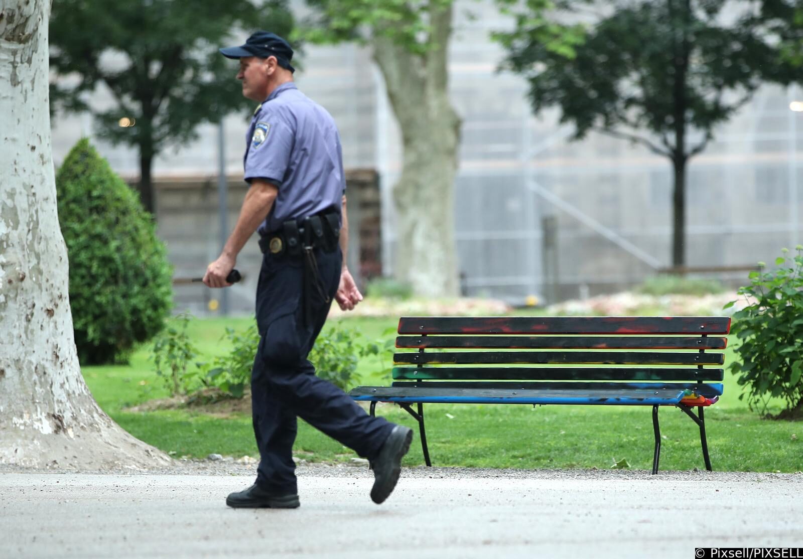 Zagreb: Nepoznati muškarac devastirao klupu duginih boja koja je postavljena na Zrinjevcu