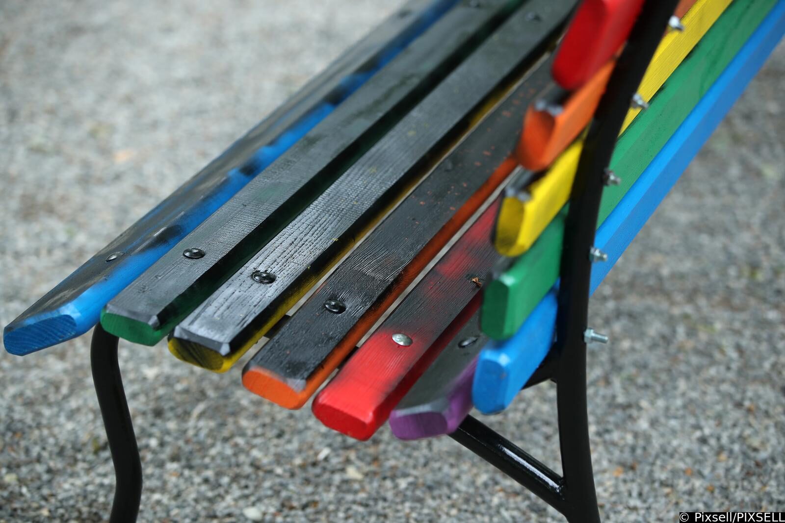 Zagreb: Nepoznati muškarac devastirao klupu duginih boja koja je postavljena na Zrinjevcu