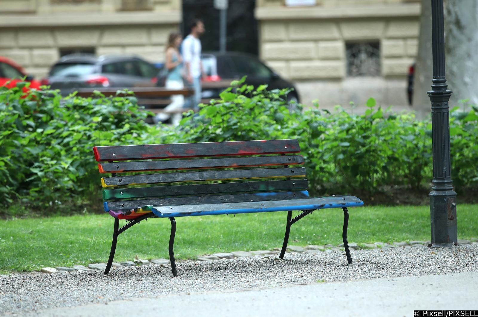 Zagreb: Nepoznati muškarac devastirao klupu duginih boja koja je postavljena na Zrinjevcu