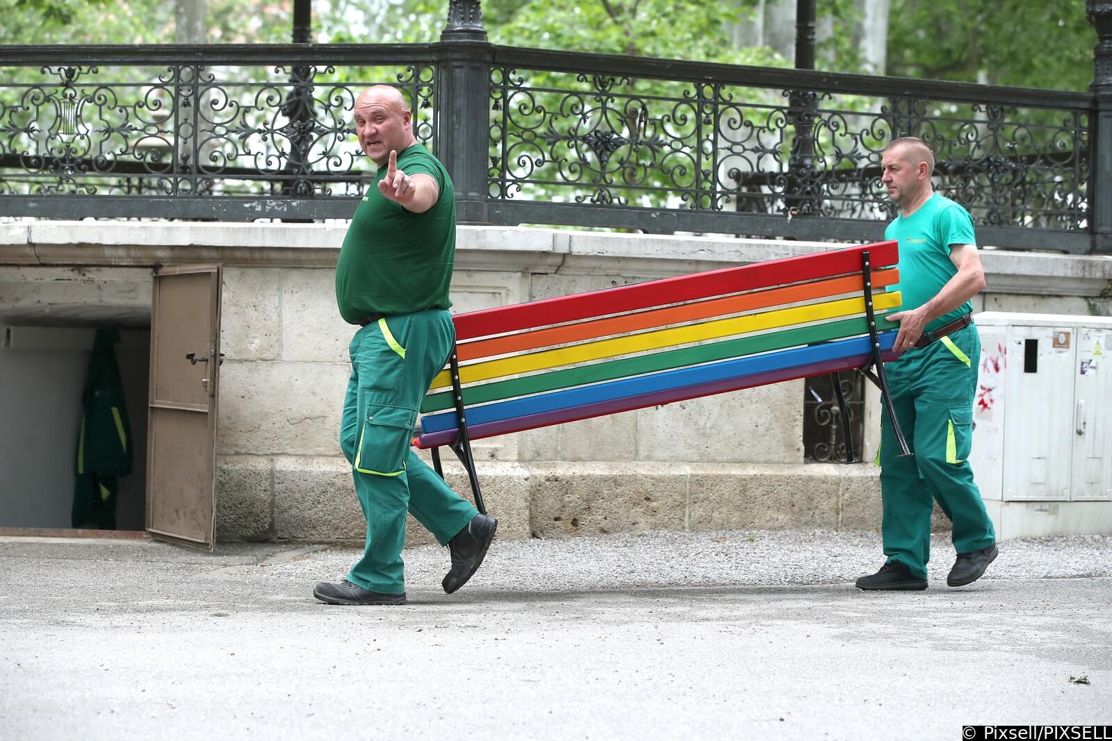 Djelatnici Zrinjevca ponovno obojili duginu klupu te ju vratili na njeno mjesto u park