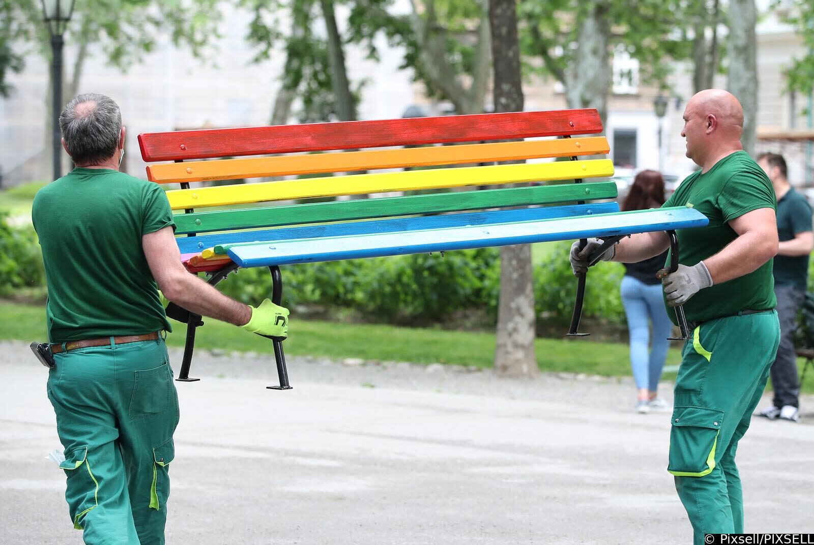 Djelatnici Zrinjevca ponovno obojili duginu klupu te ju vratili na njeno mjesto u park