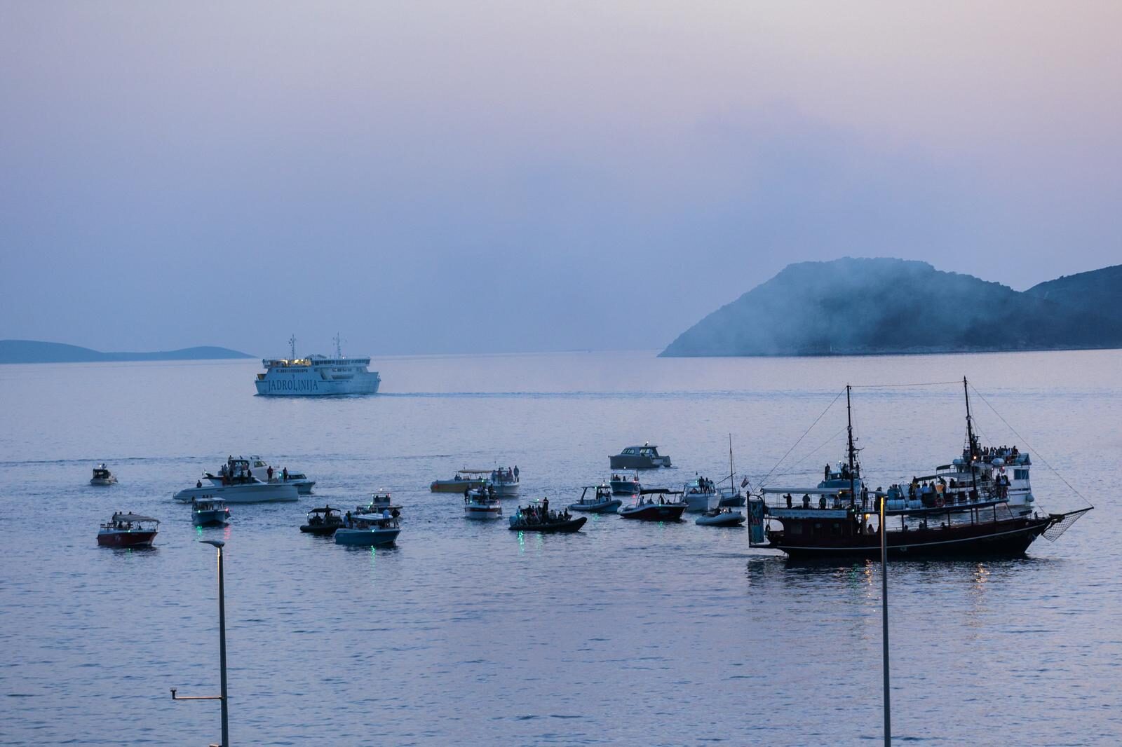 Špalir brodica i bakljada u spomen na Mateja Periša