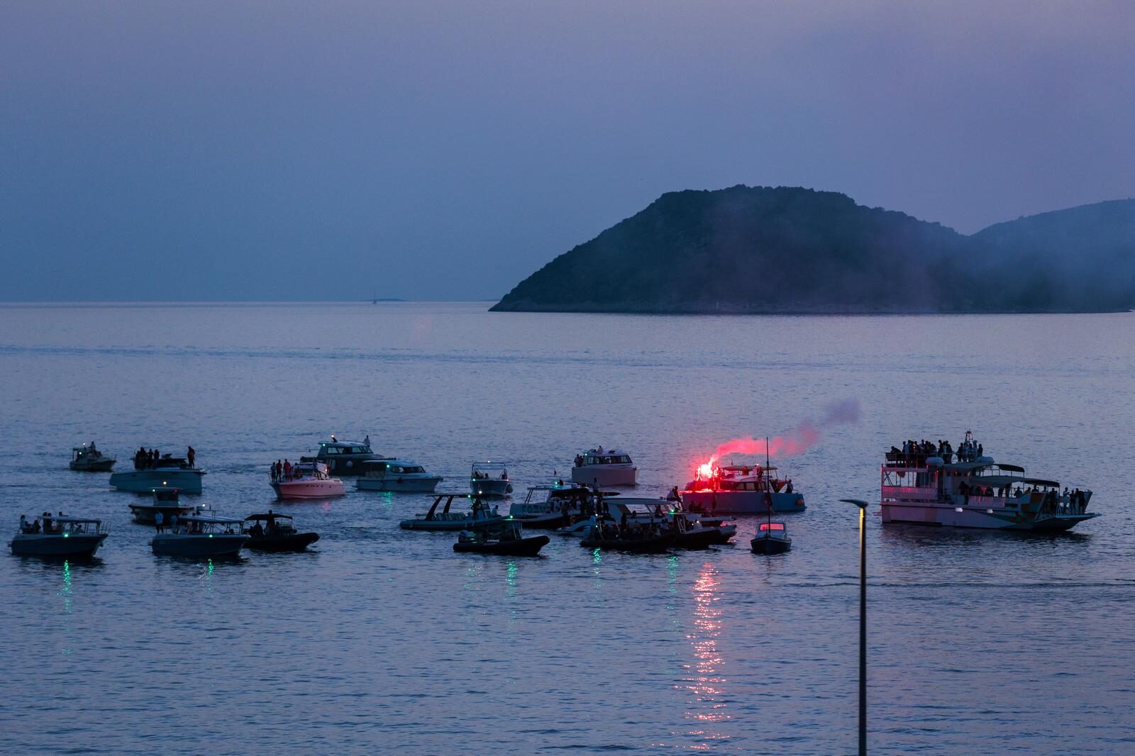 Špalir brodica i bakljada u spomen na Mateja Periša