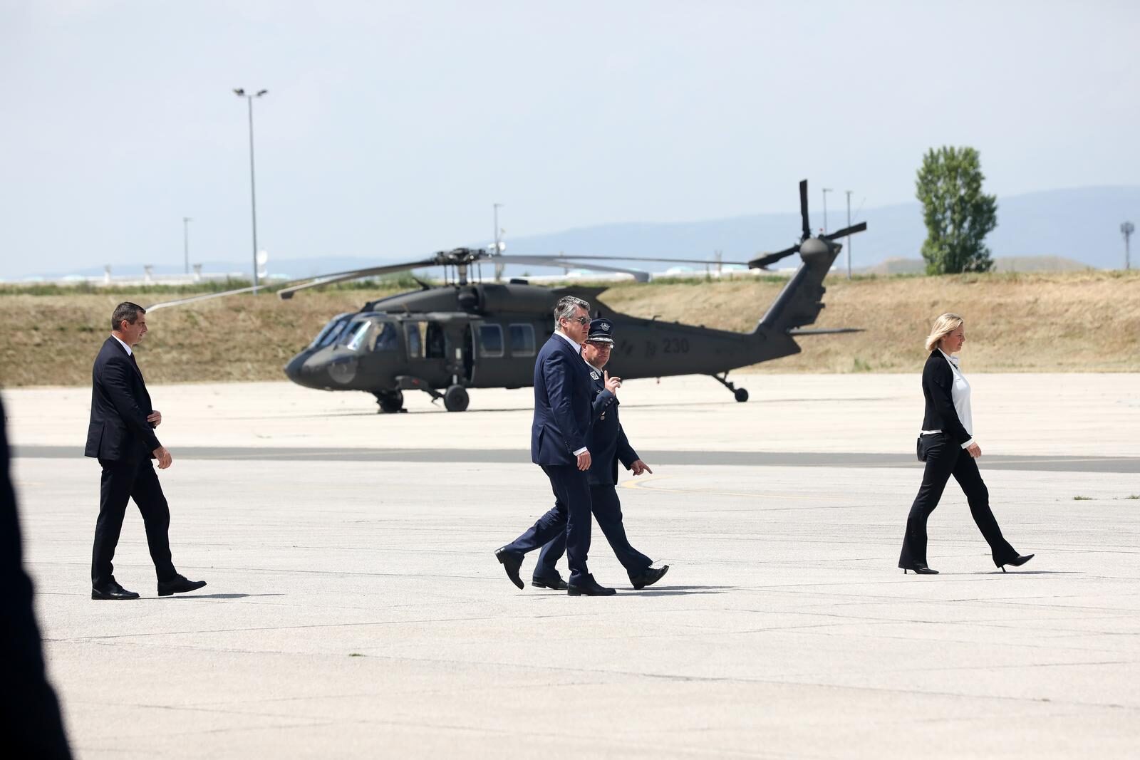 Zagreb: Preuzimanje helikoptera Black Hawk kojem su nazočili Milanović i Banožić