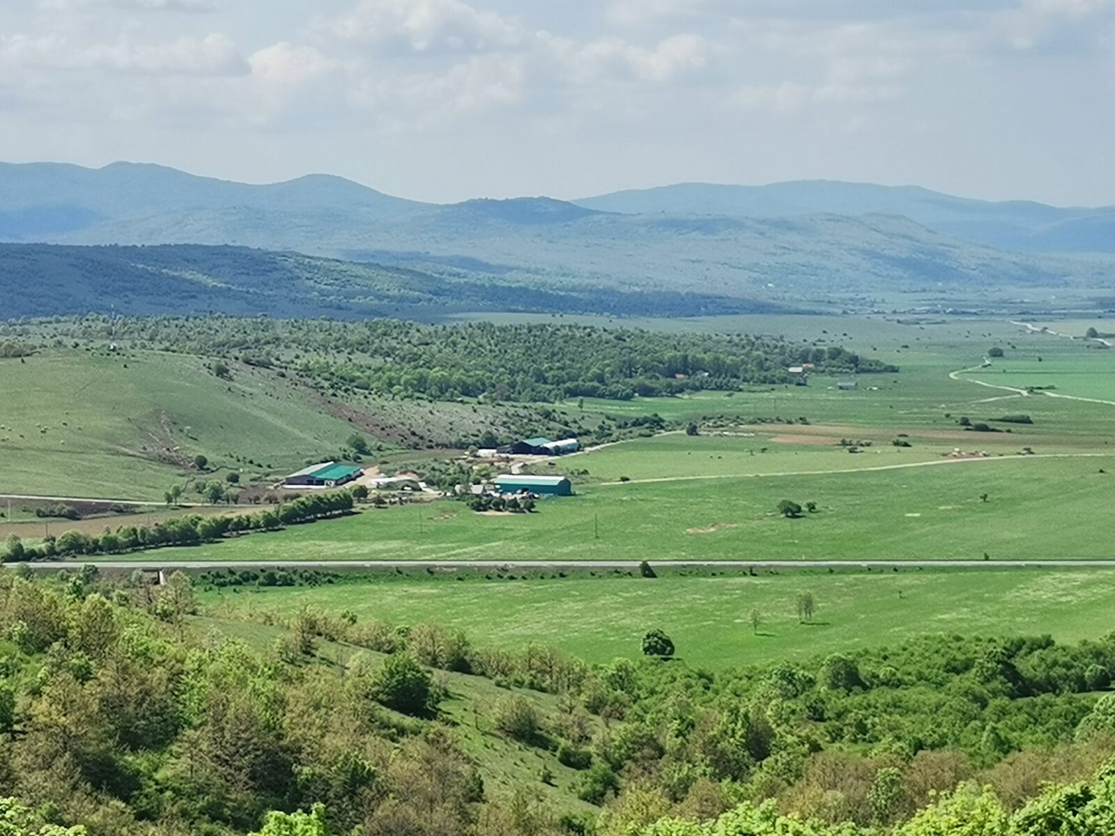 pogled na farmu i Krbavsko polje
