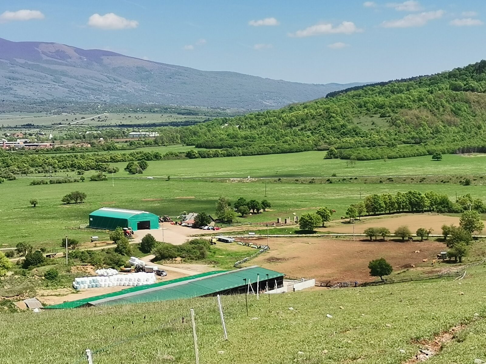 pogled na farmu s pašnjaka iznad nje