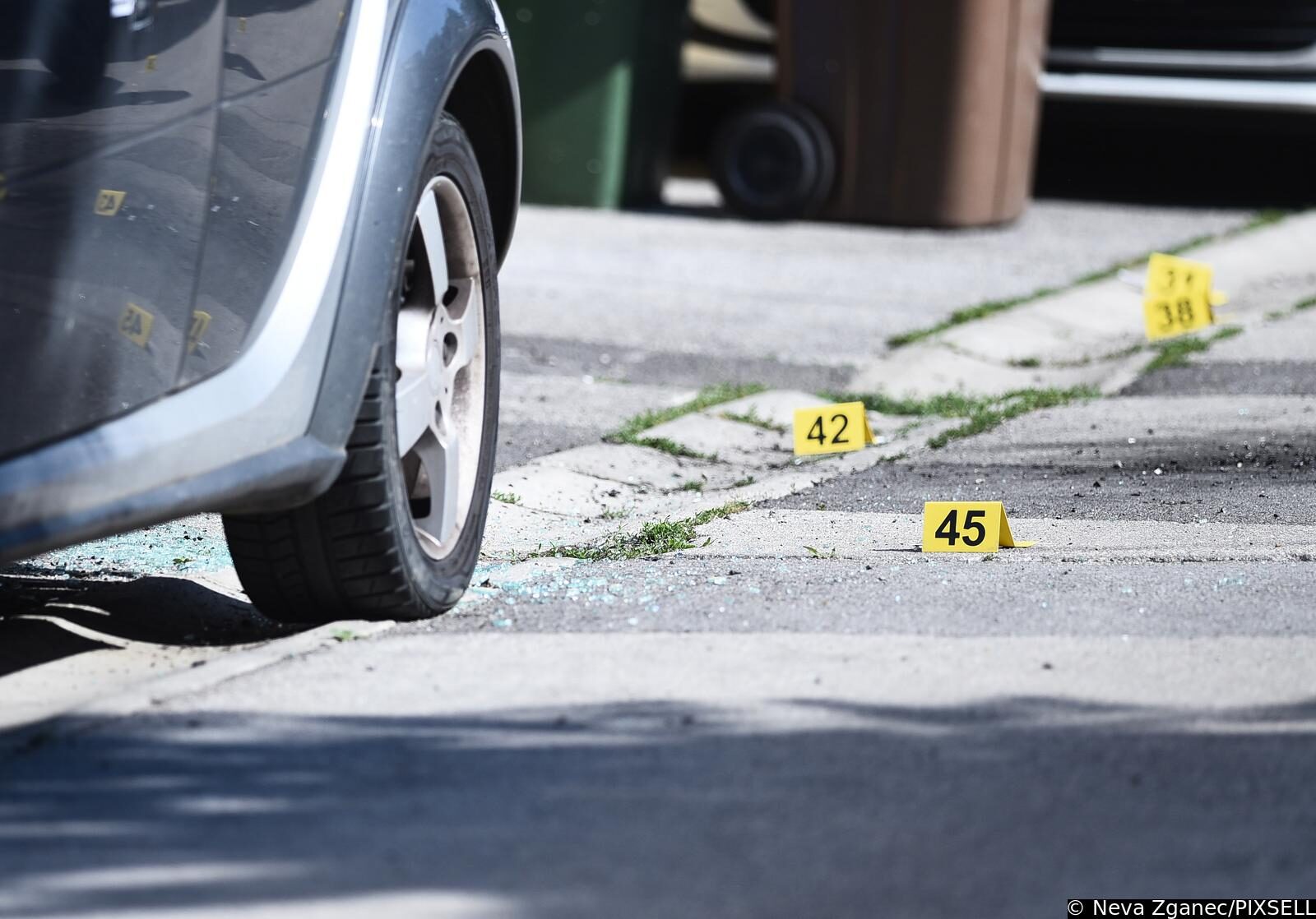 Zagreb: U Pregradskoj ulici na Trešnjevci nekoliko vozila oštećeno je u eksploziji, očevid u tijeku