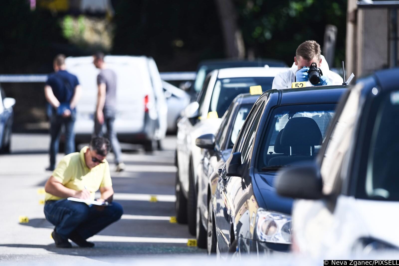 Zagreb: U Pregradskoj ulici na Trešnjevci nekoliko vozila oštećeno je u eksploziji, očevid u tijeku