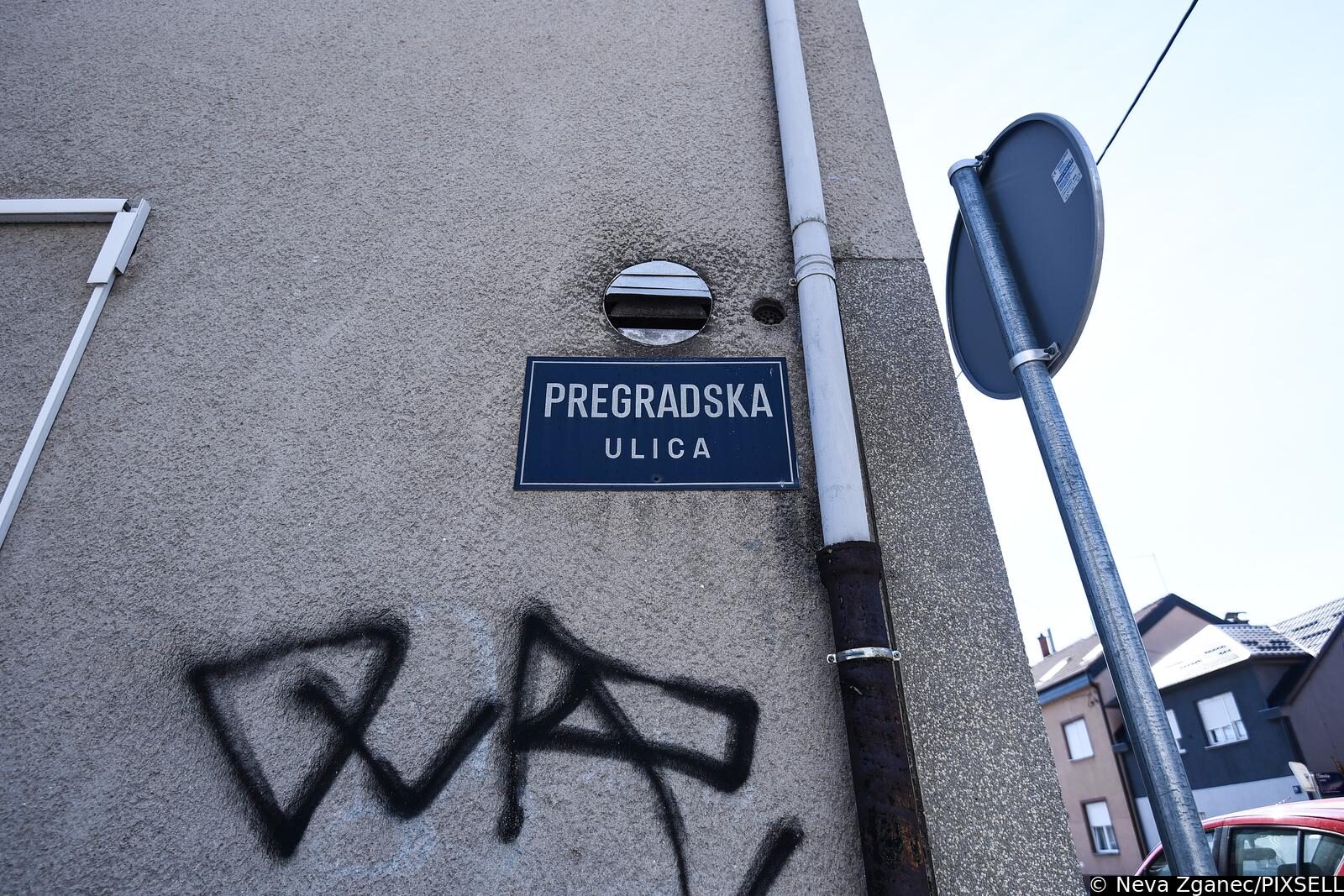 Zagreb: U Pregradskoj ulici na Trešnjevci nekoliko vozila oštećeno je u eksploziji, očevid u tijeku